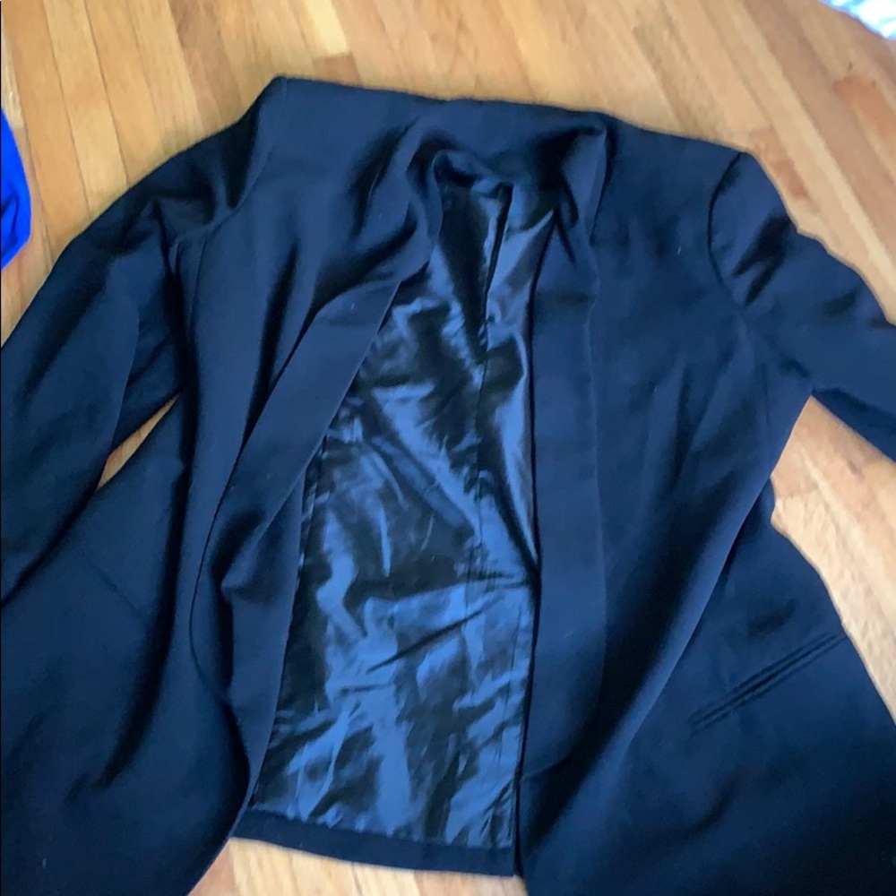 A black formul women blazer
